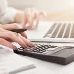 W jaki sposób wybrać urządzenia domowe do mieszkania? Funkcjonalny poradnik dla konsumentów